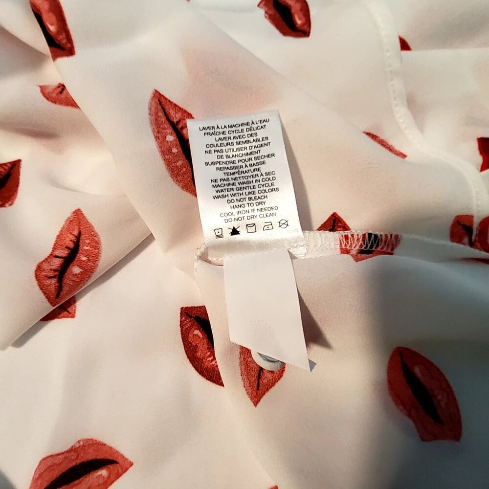 Rachel Zoe Womens XS White Blouse With Red Lips Print Cap Sleeves Button Detail - Picture 9 of 9